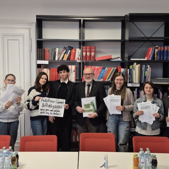 20260327 Umweltteam Unterschriftenübergabe-Rathaus MAR a