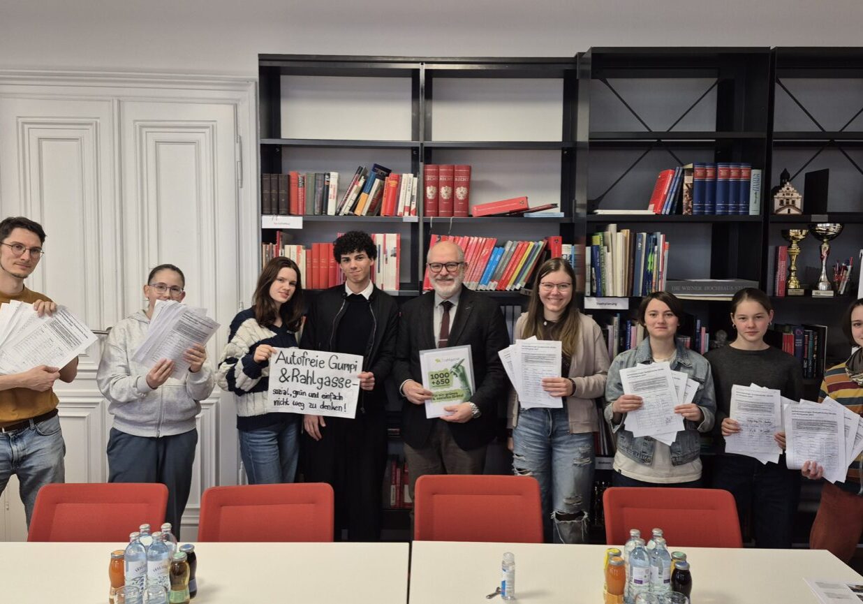 20260327 Umweltteam Unterschriftenübergabe-Rathaus MAR a