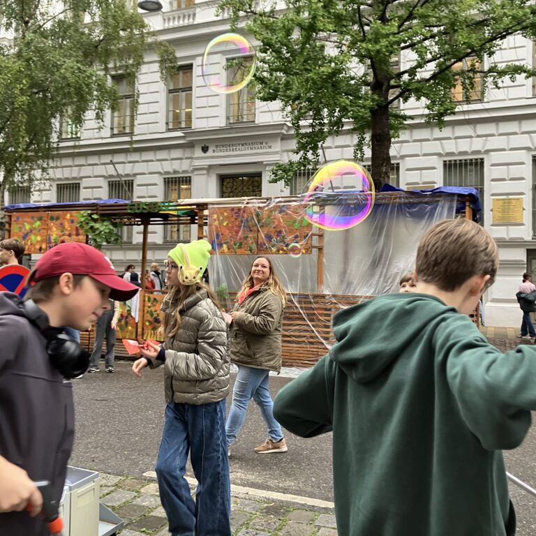 250926_Aktionstag Rahlgasse_Seifenblasen_STI(2)